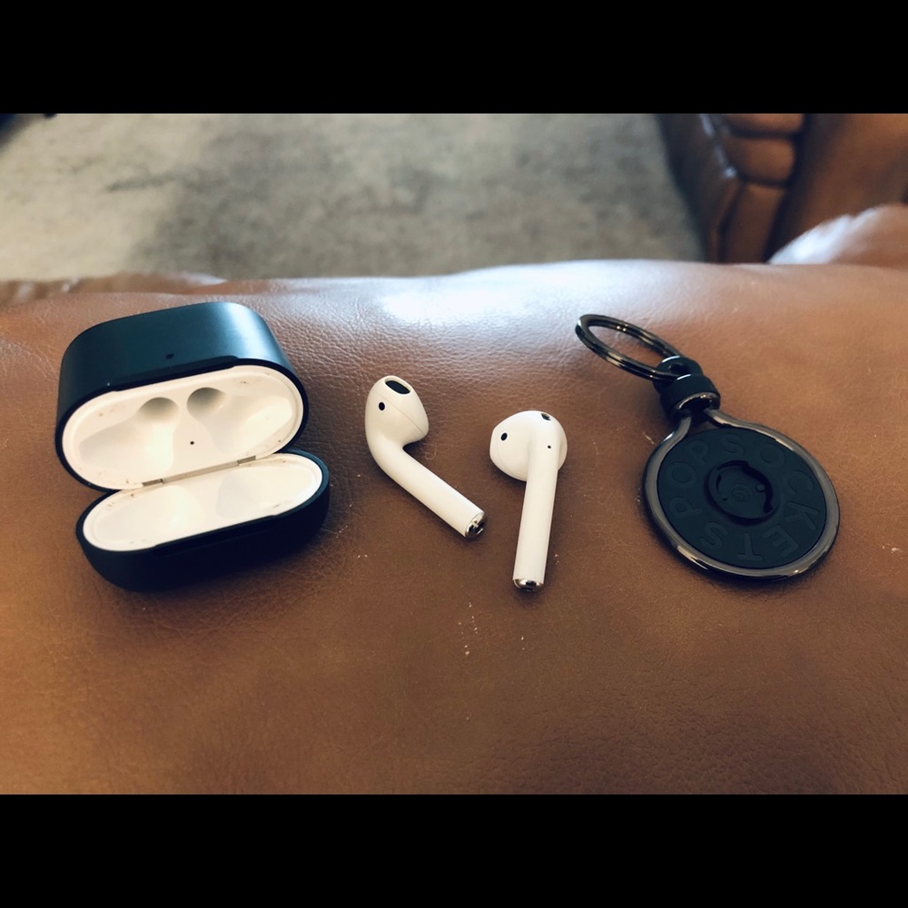 ❤️ SOLD - AirPods with popsocket case and keychain